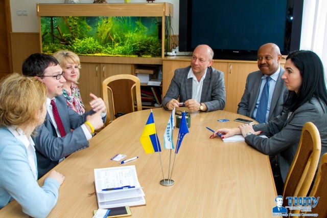 Зустрiч  в ректоратi з Робертом Максвеллом, керiвником канадської компанi TGT Solutions (Stratford, Ontario)